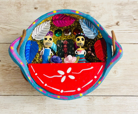 Nicho Mexicano De Catrinas en Cazuelita de Barro Mexican Sugar Skulls Catrina Displayed in Terra Cota Casserole
