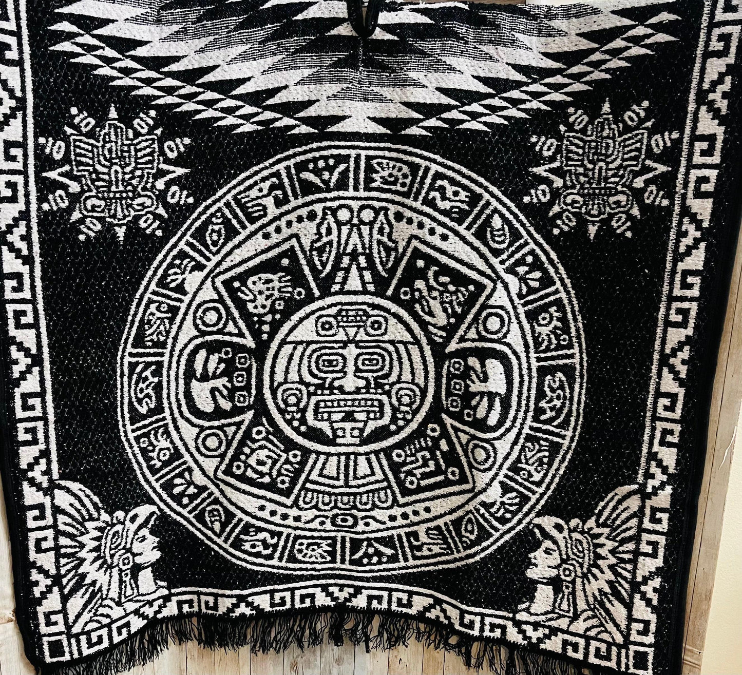 Mexican Poncho Gavan De Calendario Azteca con Gorro Mexican PONCHO Aztec Calendar with Hoodie