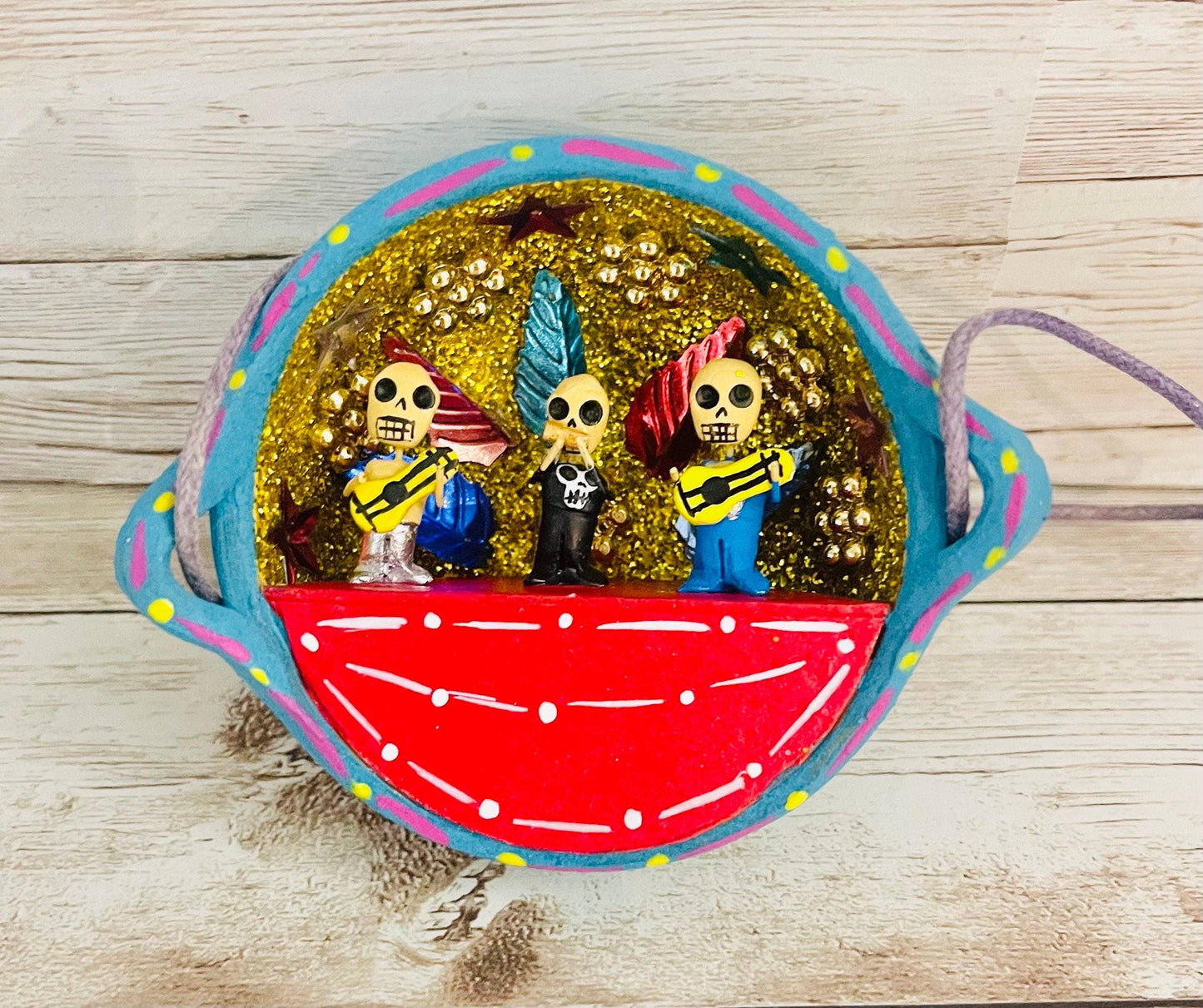 Nicho Mexicano De Catrinas en Cazuelita de Barro Mexican Sugar Skulls Catrina Displayed in Terra Cota Casserole