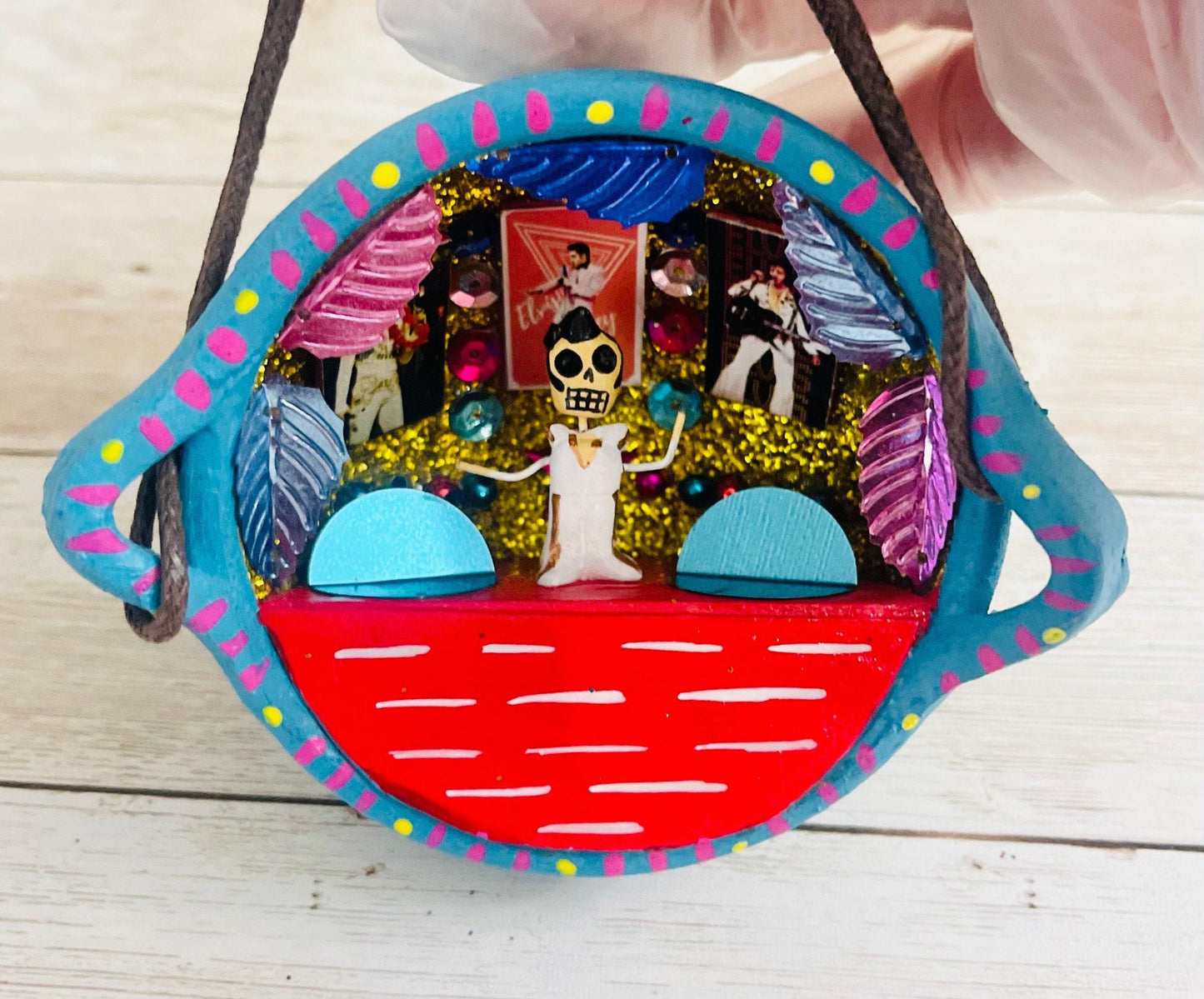 Nicho Mexicano De Catrinas en Cazuelita de Barro Mexican Sugar Skulls Catrina Displayed in Terra Cota Casserole