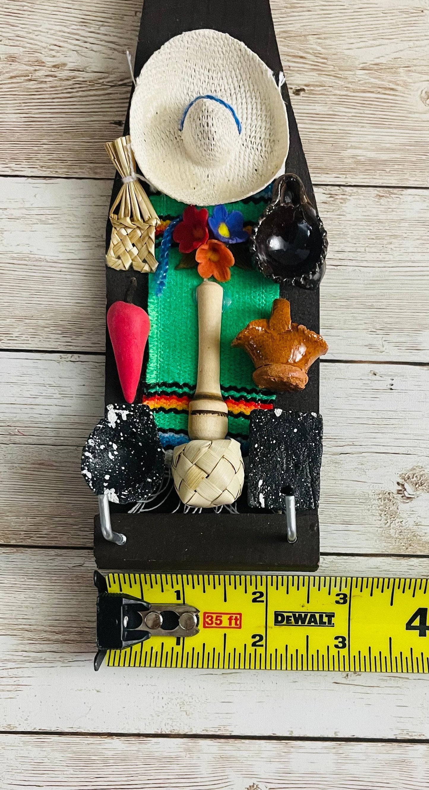 Wood Spoon Keychain Key Holder Display with Trasterito Llavero Mexicano Artesanal de Cuchara con Trasterito