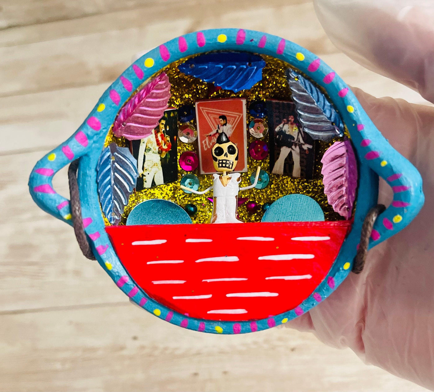 Nicho Mexicano De Catrinas en Cazuelita de Barro Mexican Sugar Skulls Catrina Displayed in Terra Cota Casserole