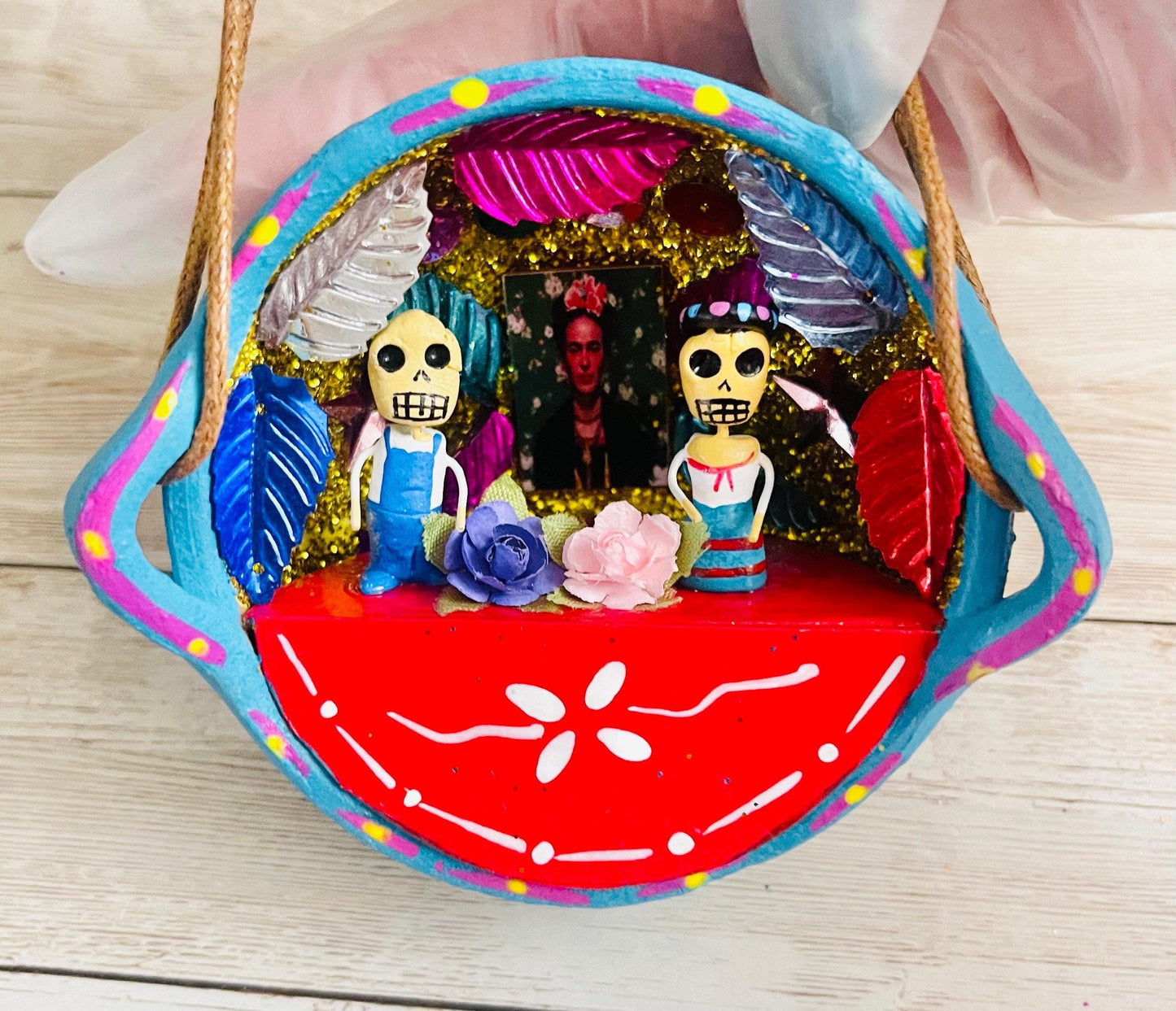 Nicho Mexicano De Catrinas en Cazuelita de Barro Mexican Sugar Skulls Catrina Displayed in Terra Cota Casserole