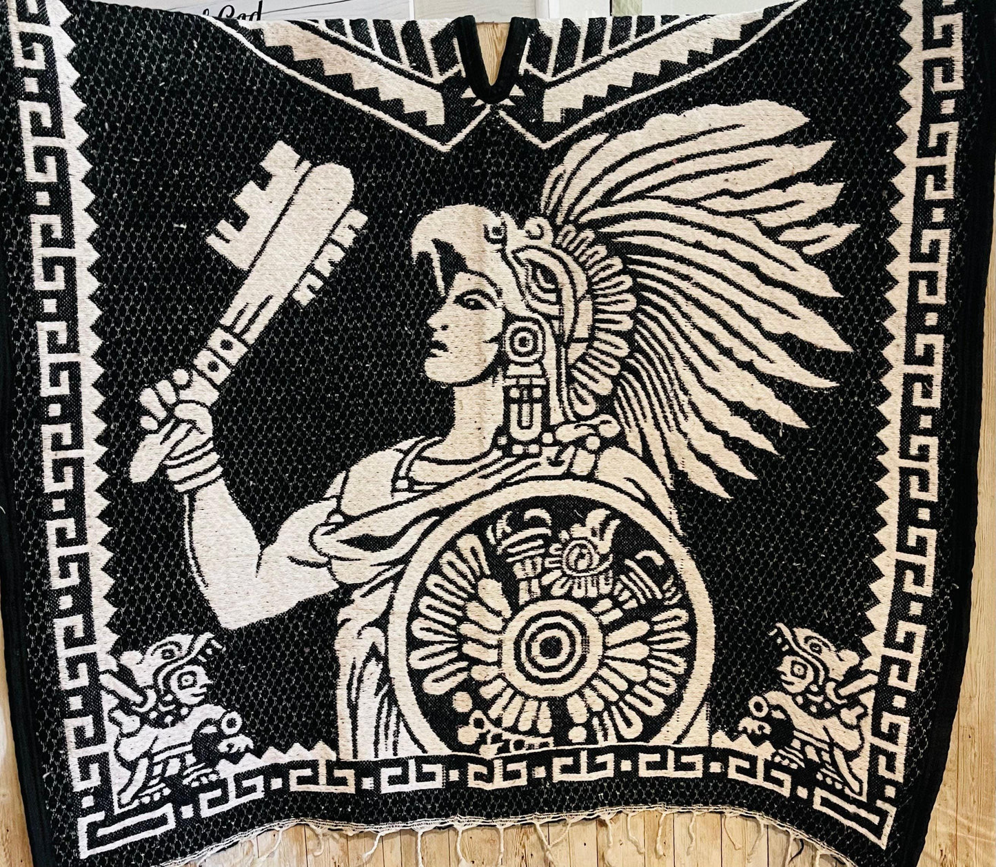 Poncho Calendario Azteca con Guerrero Azteca Double Sided Aztec Calendar Poncho