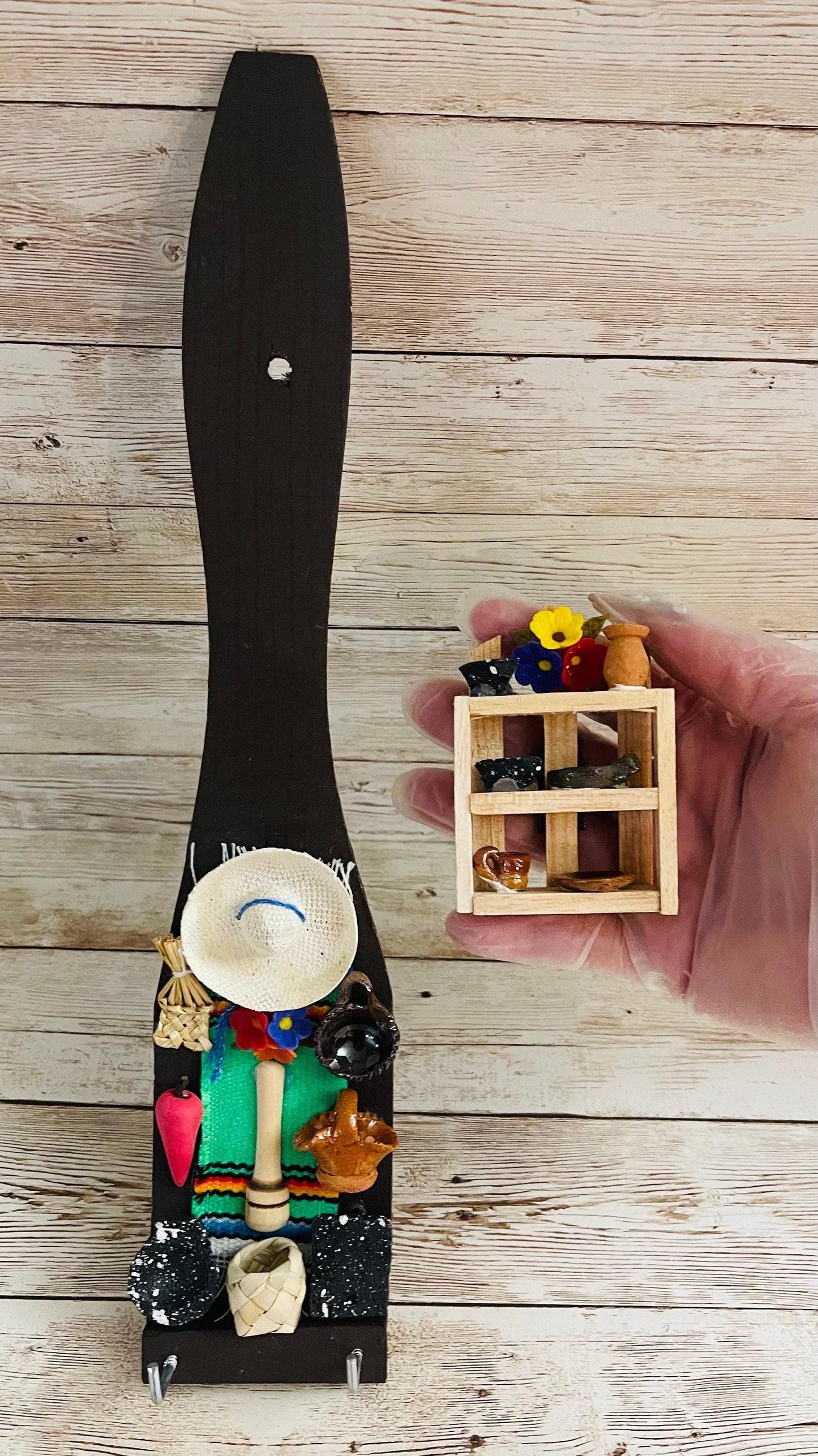 Wood Spoon Keychain Key Holder Display with Trasterito Llavero Mexicano Artesanal de Cuchara con Trasterito