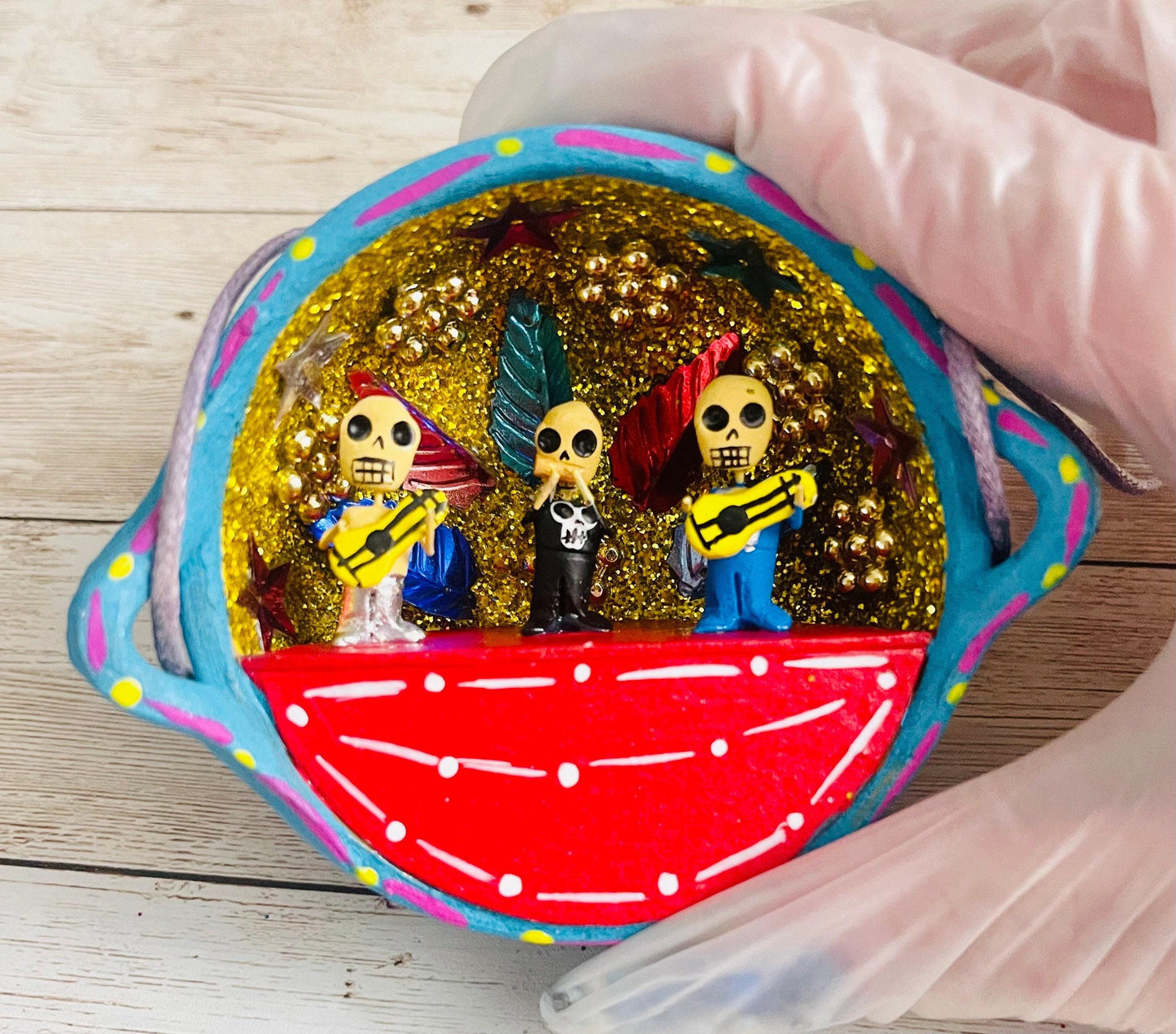 Nicho Mexicano De Catrinas en Cazuelita de Barro Mexican Sugar Skulls Catrina Displayed in Terra Cota Casserole