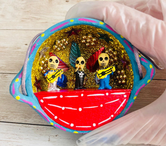 Nicho Mexicano De Catrinas en Cazuelita de Barro Mexican Sugar Skulls Catrina Displayed in Terra Cota Casserole