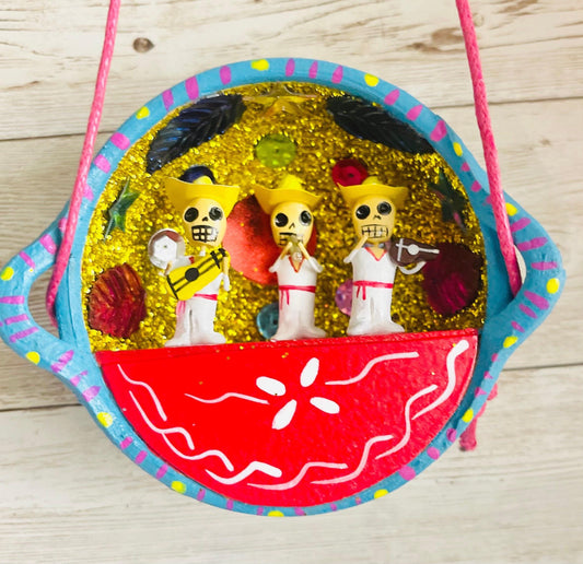 Nicho Mexicano De Catrinas en Cazuelita de Barro Mexican Sugar Skulls Catrina Displayed in Terra Cota Casserole