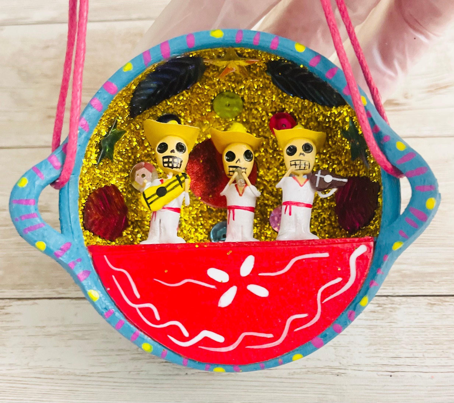 Nicho Mexicano De Catrinas en Cazuelita de Barro Mexican Sugar Skulls Catrina Displayed in Terra Cota Casserole