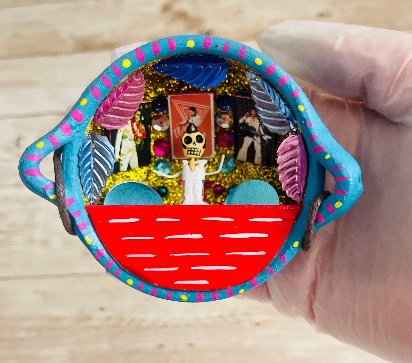 Nicho Mexicano De Catrinas en Cazuelita de Barro Mexican Sugar Skulls Catrina Displayed in Terra Cota Casserole