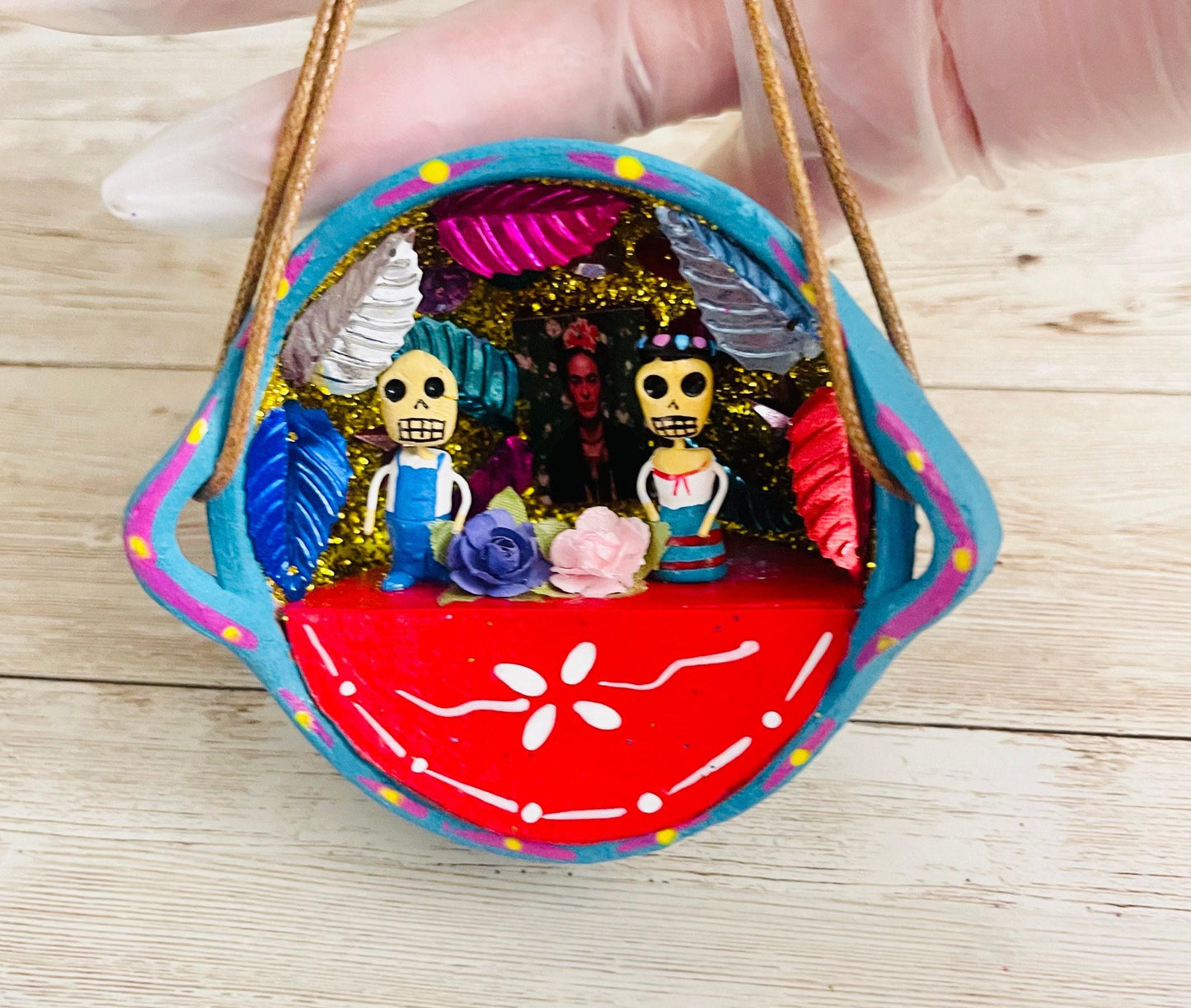 Nicho Mexicano De Catrinas en Cazuelita de Barro Mexican Sugar Skulls Catrina Displayed in Terra Cota Casserole