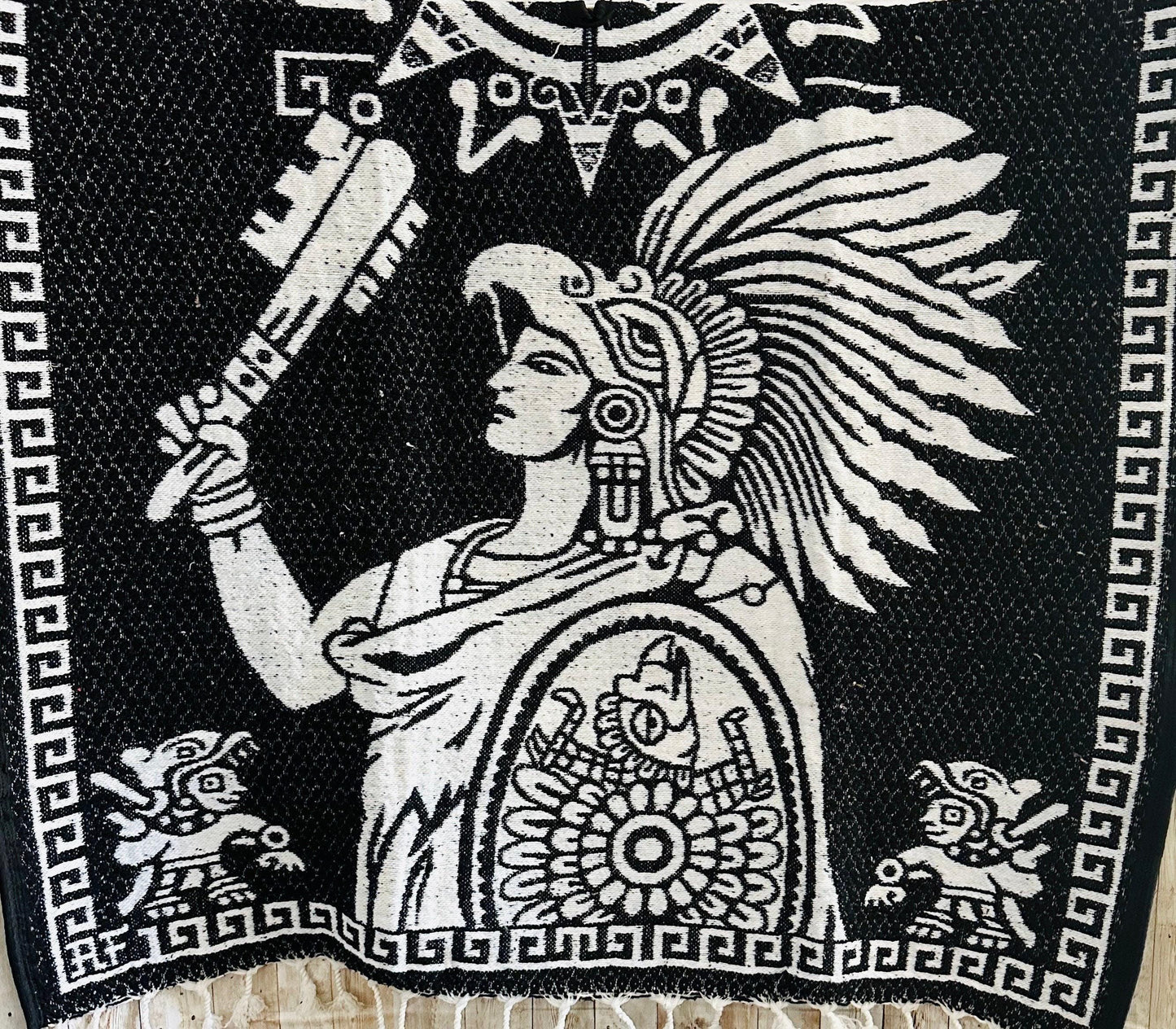Poncho Calendario Azteca con Guerrero Azteca Double Sided Aztec Calendar Poncho