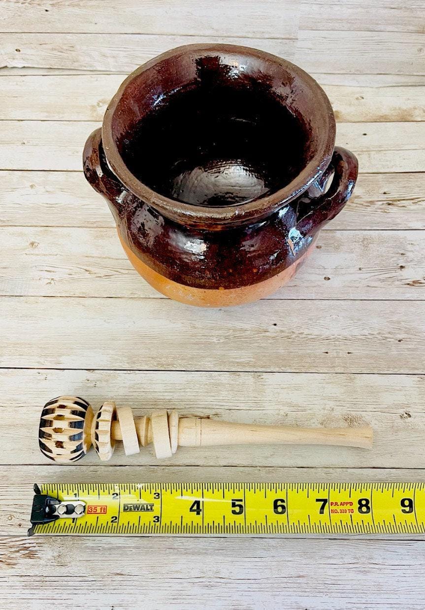 Taza/Olla Barro Vidriado Chocolatera y 1 Molinillo Madera Terra Cota Hot Chocolote Personal Cup 5 in. Tall & 1 Wood Hot Chocolate Grinder