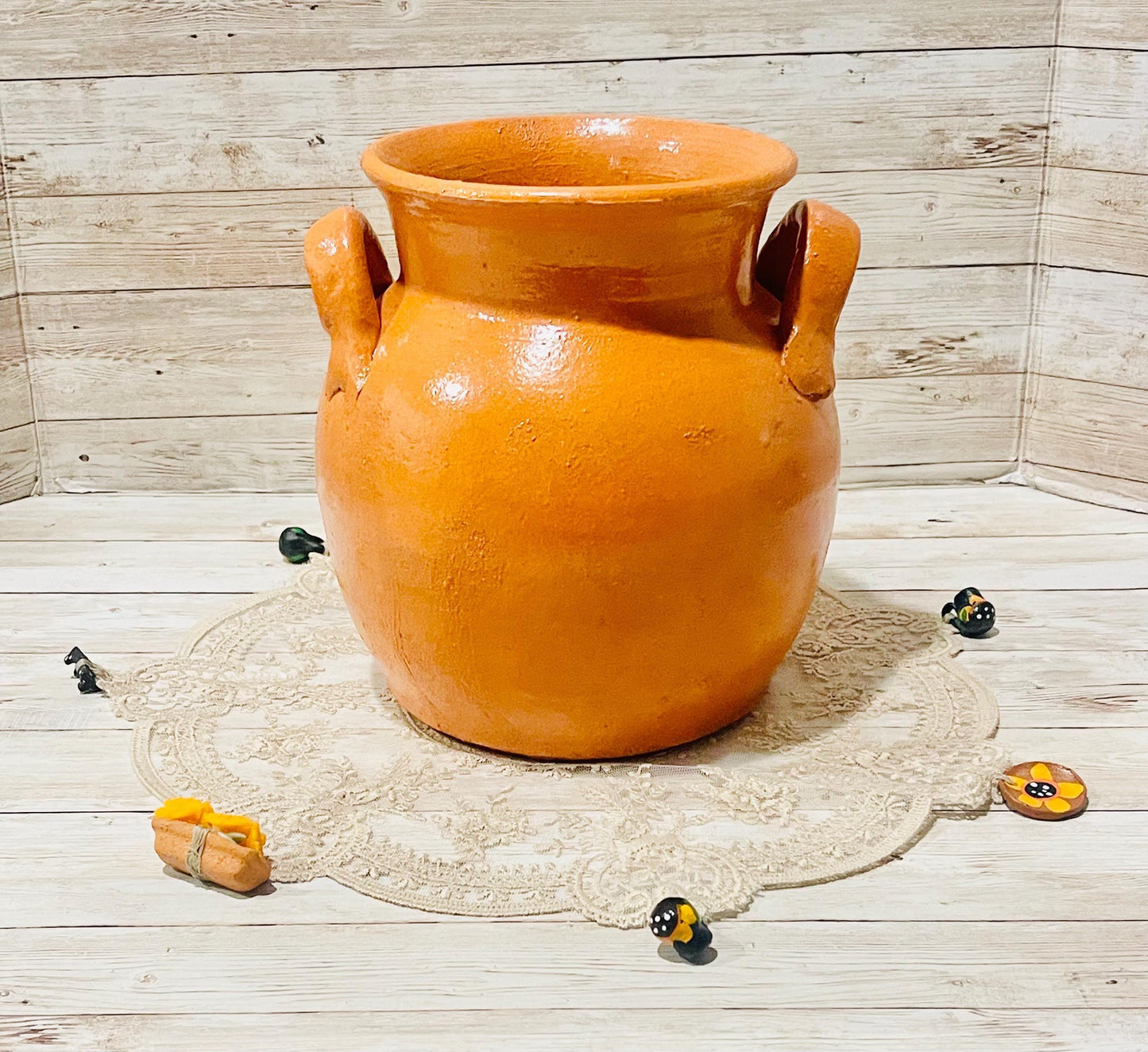 Olla de Barro con Cobertor de Encaje con Decorativos Mexicanos Mexican 2 Liter Clay Pot with Lace Cloth Cover and Mini Mexican Accents