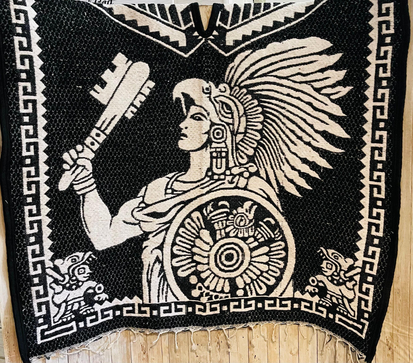 Poncho Calendario Azteca con Guerrero Azteca Double Sided Aztec Calendar Poncho