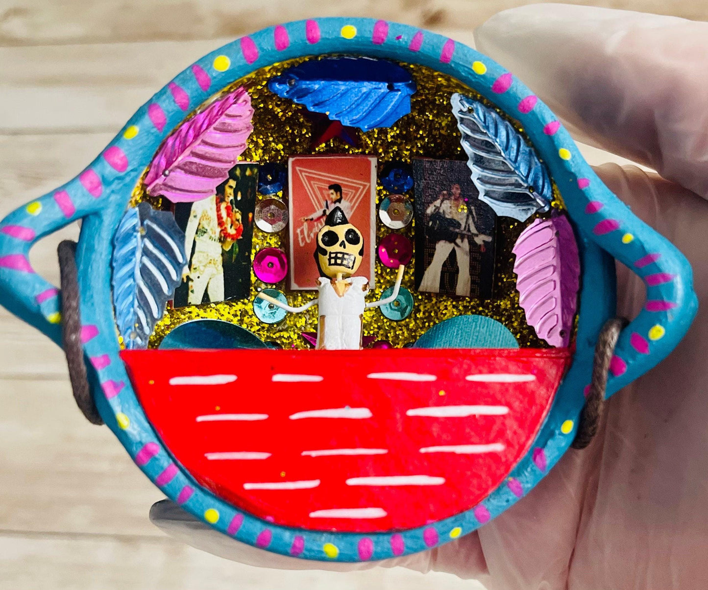 Nicho Mexicano De Catrinas en Cazuelita de Barro Mexican Sugar Skulls Catrina Displayed in Terra Cota Casserole