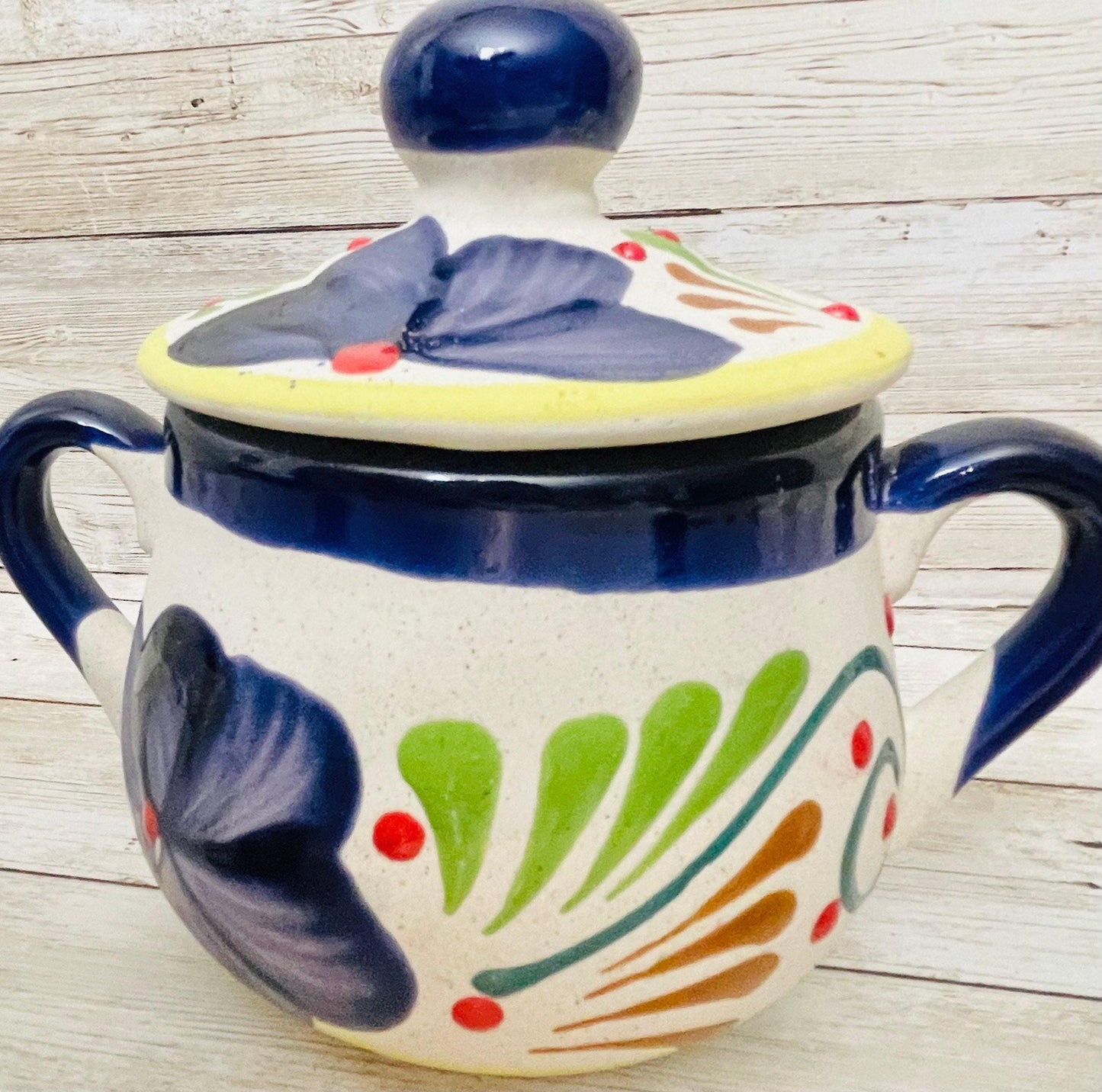 Terra Cotta Mexican Art Pottery Sugar Pot with 2 mugs. Azucarera artesanal mexicana engove con 2 tazas