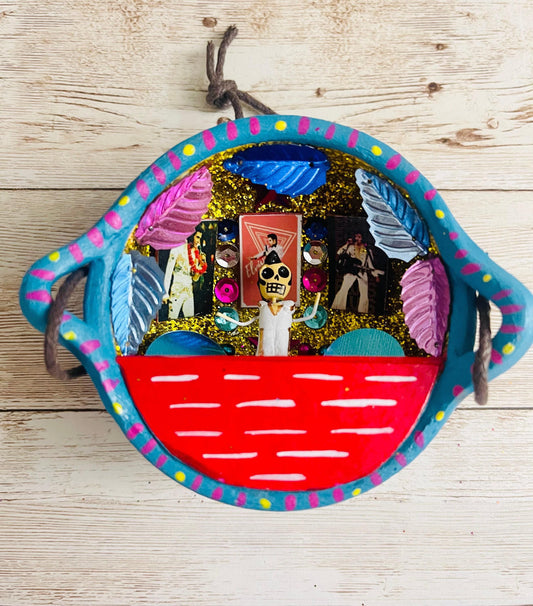 Nicho Mexicano De Catrinas en Cazuelita de Barro Mexican Sugar Skulls Catrina Displayed in Terra Cota Casserole