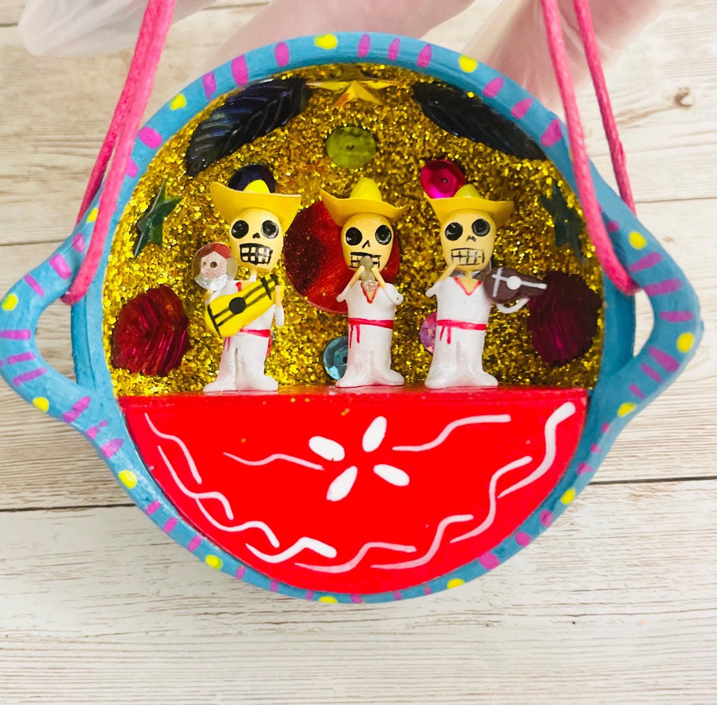 Nicho Mexicano De Catrinas en Cazuelita de Barro Mexican Sugar Skulls Catrina Displayed in Terra Cota Casserole