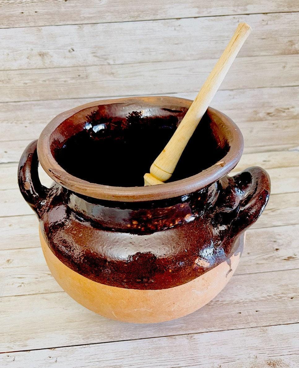 Olla de Barro Vidriado Chocolatera con 1 Molinillo de Madera Terra Cota Hot Chocolote Pot 6 inches Tall & 1 Wood Hot Chocolate Grinder