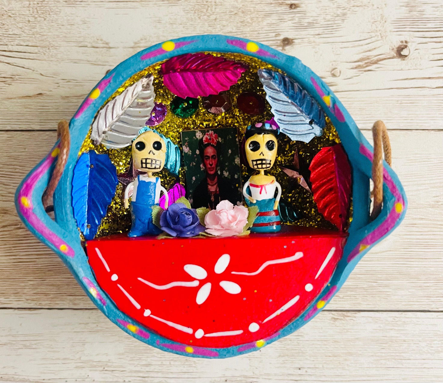 Nicho Mexicano De Catrinas en Cazuelita de Barro Mexican Sugar Skulls Catrina Displayed in Terra Cota Casserole