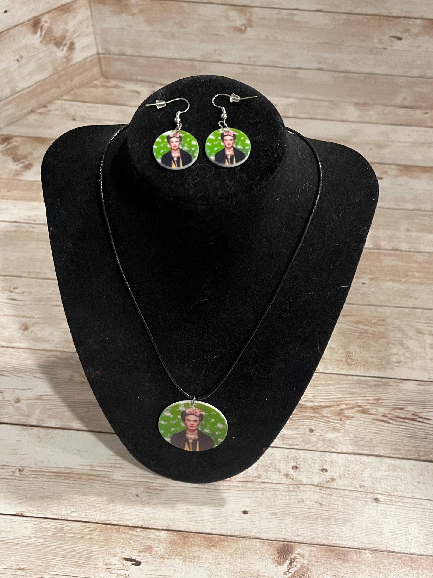Frida Kahlo Set Purse/Bag Earrings and Necklace Crossbody Bag Set de Collar y Aretes de Frida y Bolsa Tipo Crossbody
