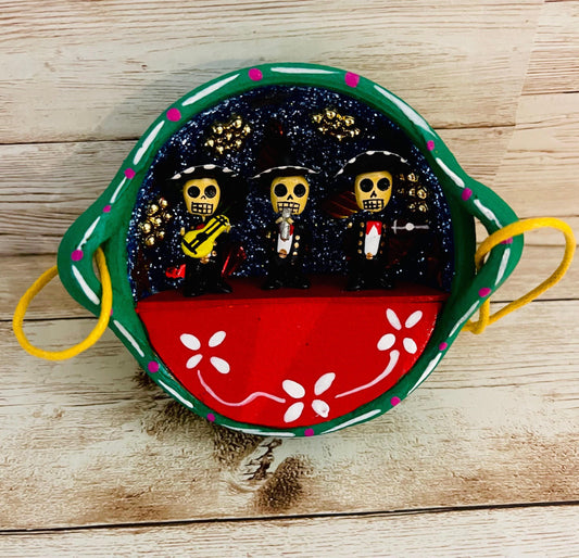 Nicho Mexicano De Catrinas en Cazuelita de Barro Mexican Sugar Skulls Catrina Displayed in Terra Cota Casserole