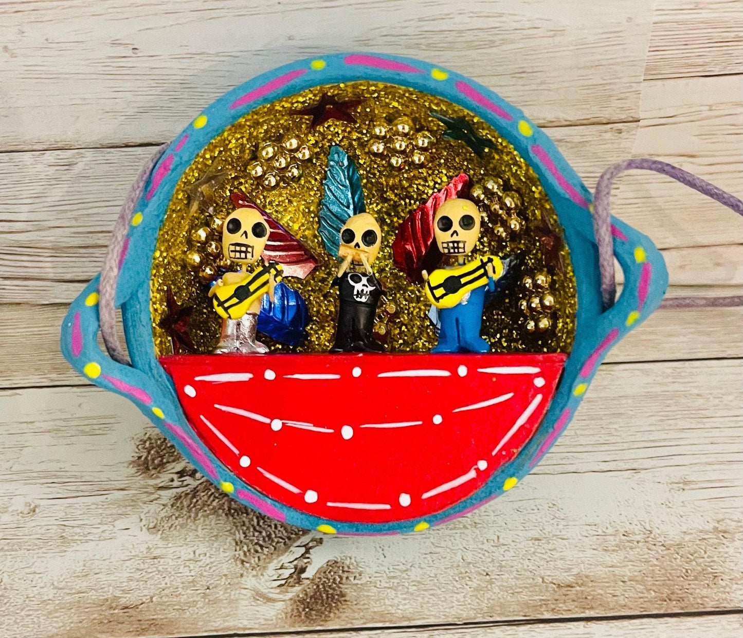 Nicho Mexicano De Catrinas en Cazuelita de Barro Mexican Sugar Skulls Catrina Displayed in Terra Cota Casserole