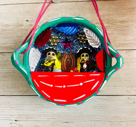 Nicho Mexicano De Catrinas en Cazuelita de Barro Mexican Sugar Skulls Catrina Displayed in Terra Cota Casserole