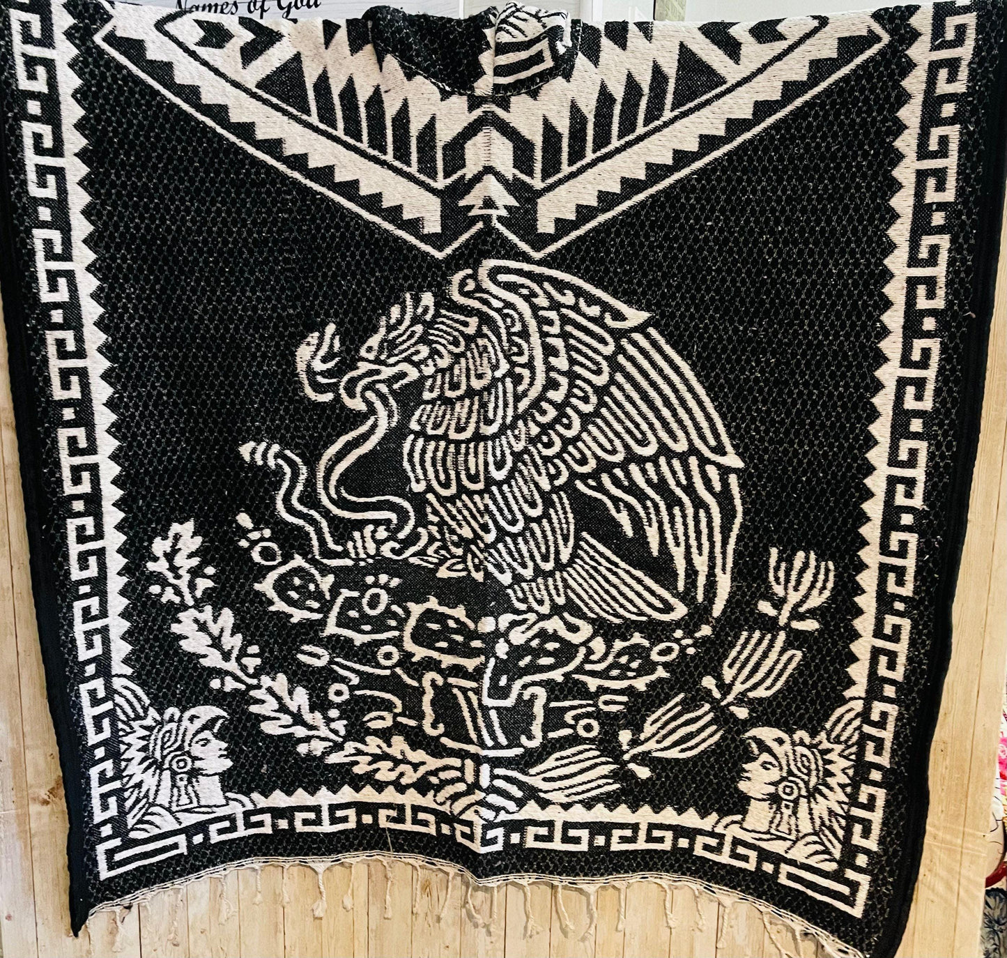 Poncho Calendario Azteca con Guerrero Azteca Double Sided Aztec Calendar Poncho