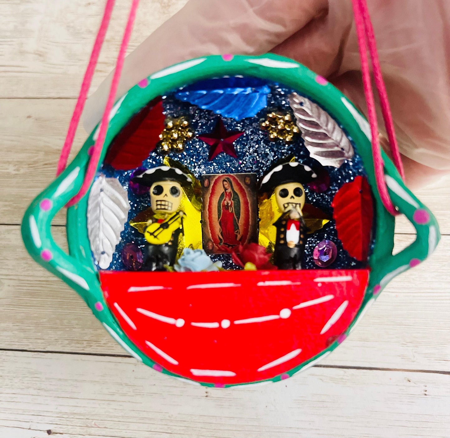 Nicho Mexicano De Catrinas en Cazuelita de Barro Mexican Sugar Skulls Catrina Displayed in Terra Cota Casserole