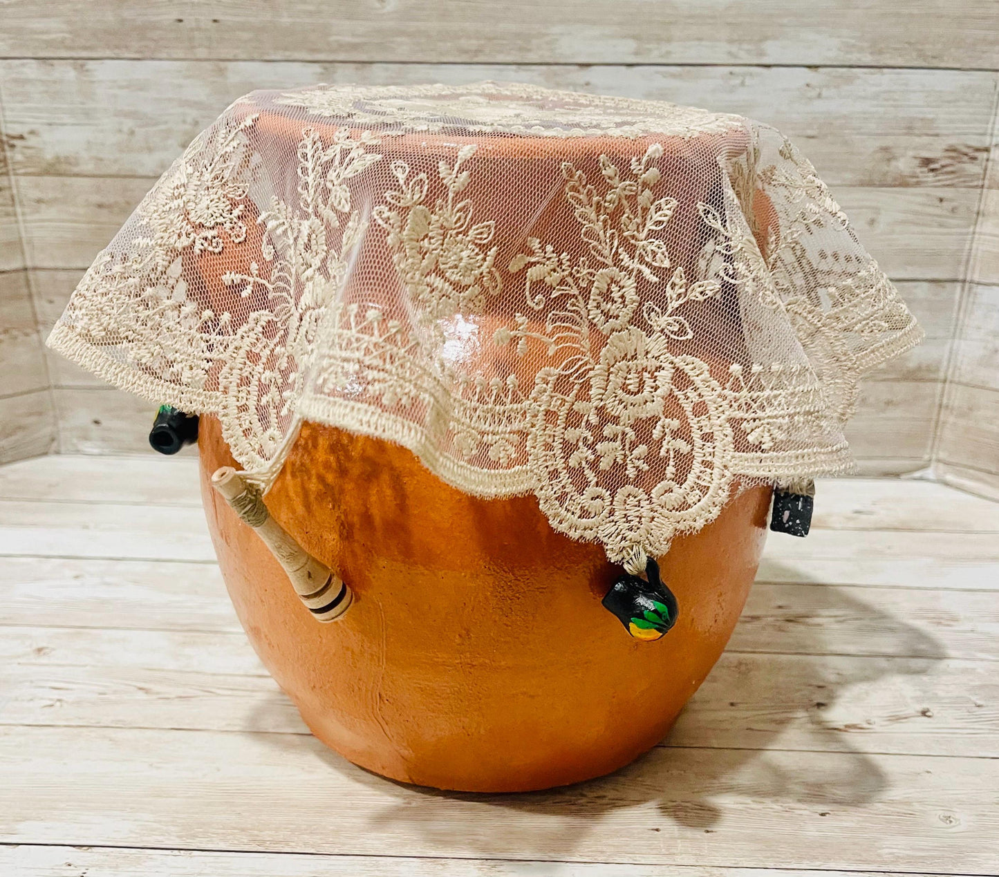 Olla de Barro con Cobertor de Encaje con Decorativos Mexicanos Mexican 2 Liter Clay Pot with Lace Cloth Cover and Mini Mexican Accents