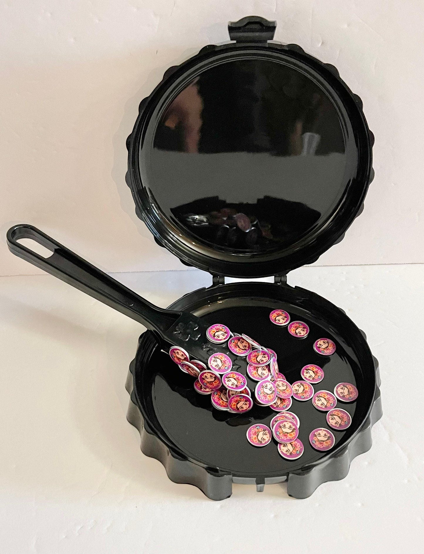 Frida Kahlo Container with Magnetic Wand and Magnetic Chips Fichero de Frida con Fichas y Pala Magnetica