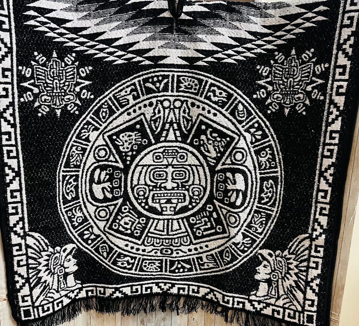 Mexican Poncho Gavan De Calendario Azteca con Gorro Mexican PONCHO Aztec Calendar with Hoodie
