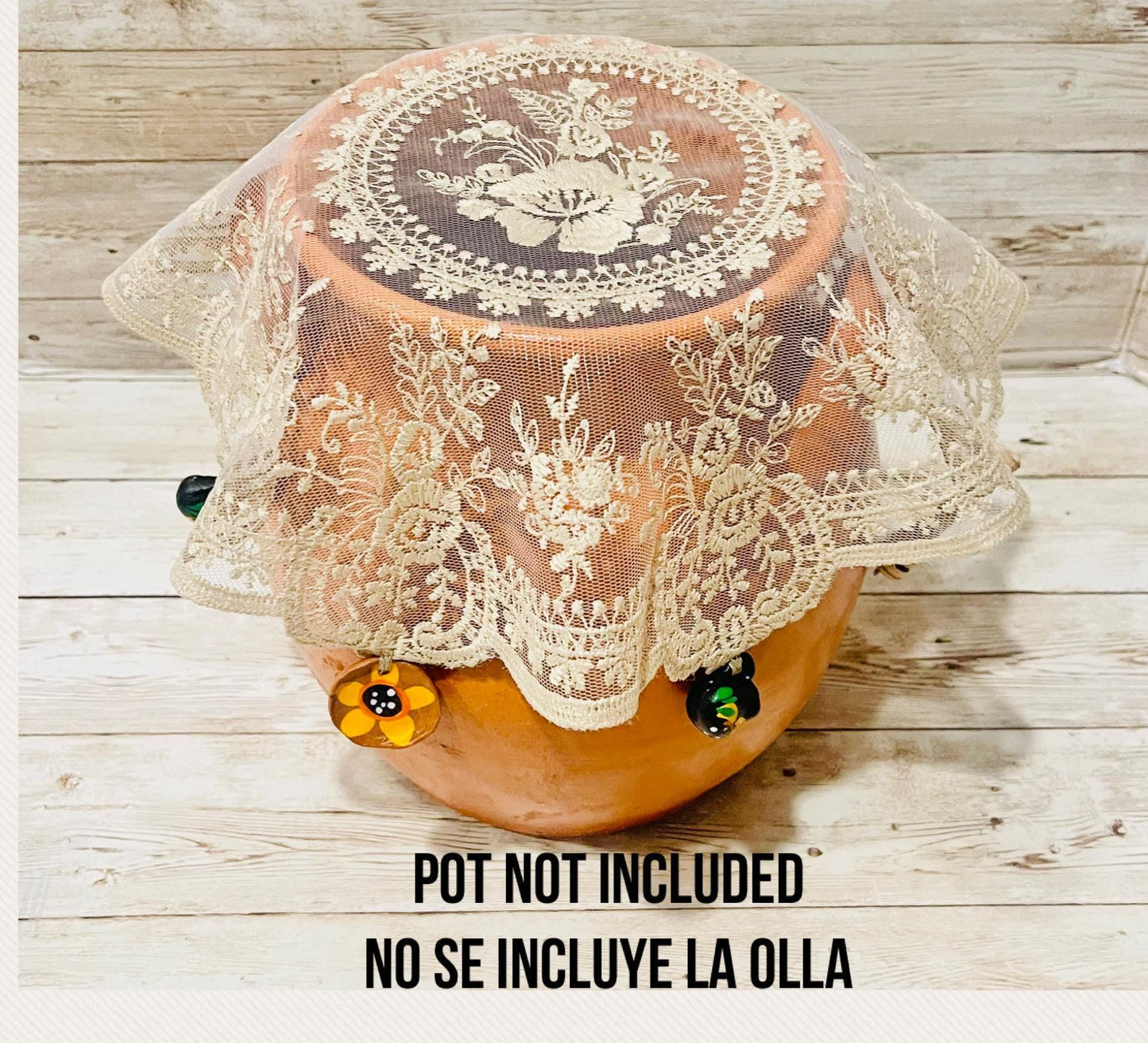 Mantelito de Encaje con Decoraciónes Cobertor Para Ollas Lace Cloth Placemat Pot Cover with Mini Mexican Accents