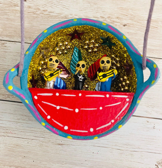 Nicho Mexicano De Catrinas en Cazuelita de Barro Mexican Sugar Skulls Catrina Displayed in Terra Cota Casserole