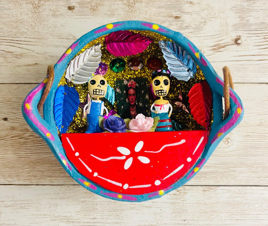 Nicho Mexicano De Catrinas en Cazuelita de Barro Mexican Sugar Skulls Catrina Displayed in Terra Cota Casserole