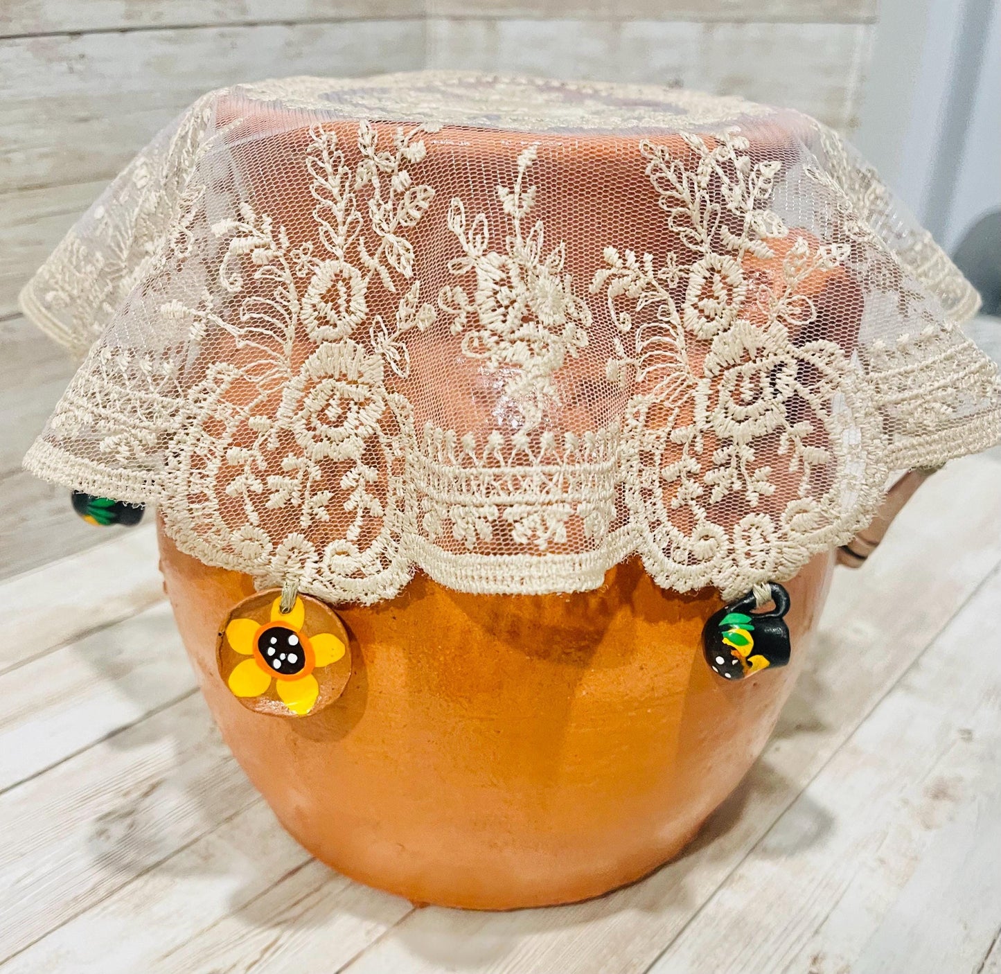 Olla de Barro con Cobertor de Encaje con Decorativos Mexicanos Mexican 2 Liter Clay Pot with Lace Cloth Cover and Mini Mexican Accents