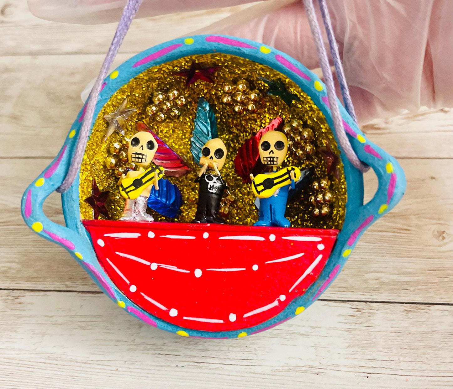 Nicho Mexicano De Catrinas en Cazuelita de Barro Mexican Sugar Skulls Catrina Displayed in Terra Cota Casserole