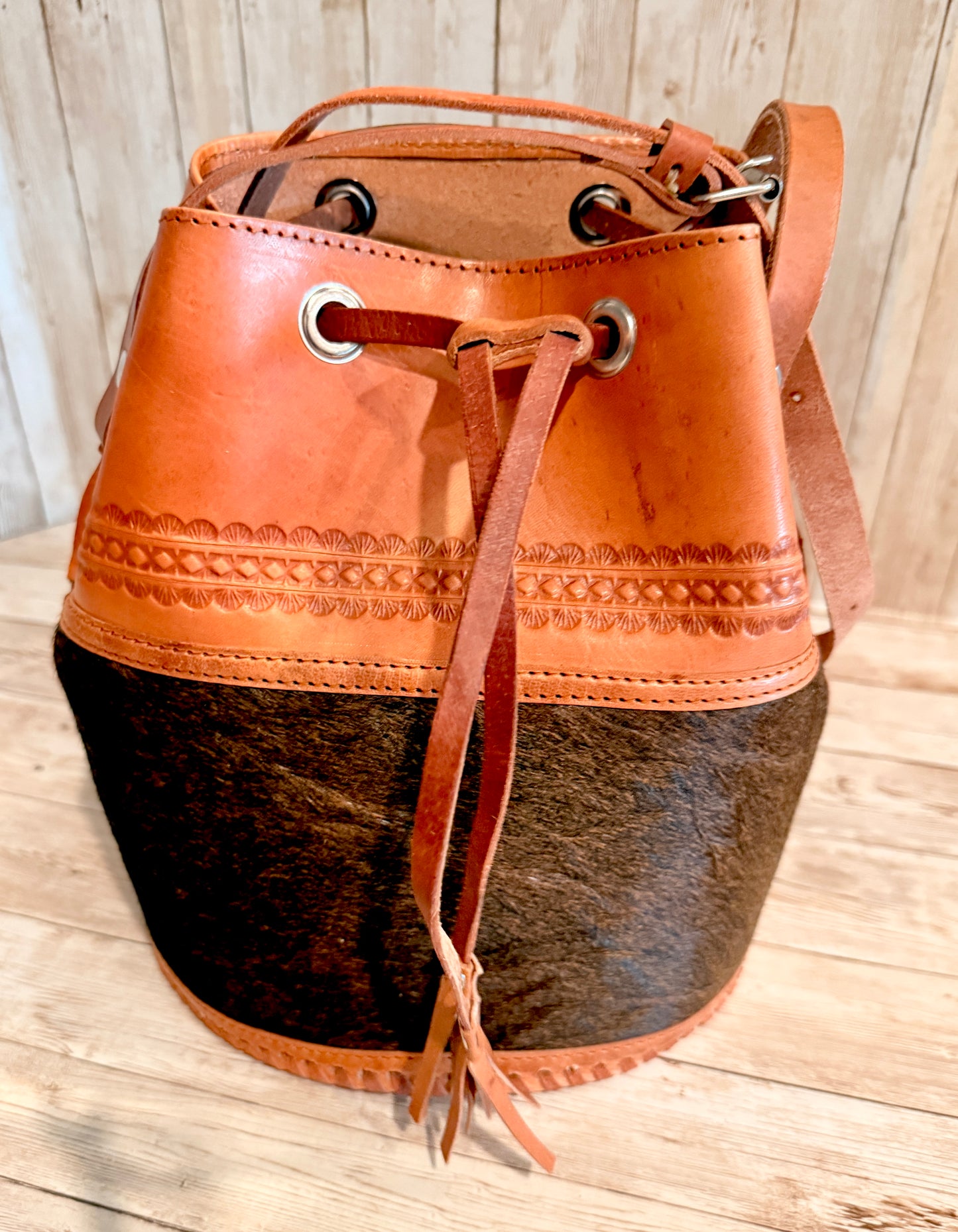 Cowhide Leather
Bucket Bag Handmade
Vaqueta Purse,
Western Bag Hair On Hide Handbag Mexican
Artisan Bag Bolsa
Vaqueta de Piel con
Pelo