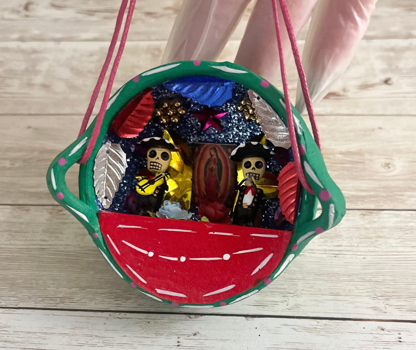 Nicho Mexicano De Catrinas en Cazuelita de Barro Mexican Sugar Skulls Catrina Displayed in Terra Cota Casserole