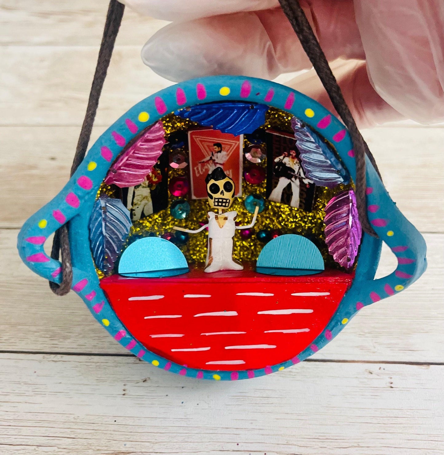 Nicho Mexicano De Catrinas en Cazuelita de Barro Mexican Sugar Skulls Catrina Displayed in Terra Cota Casserole