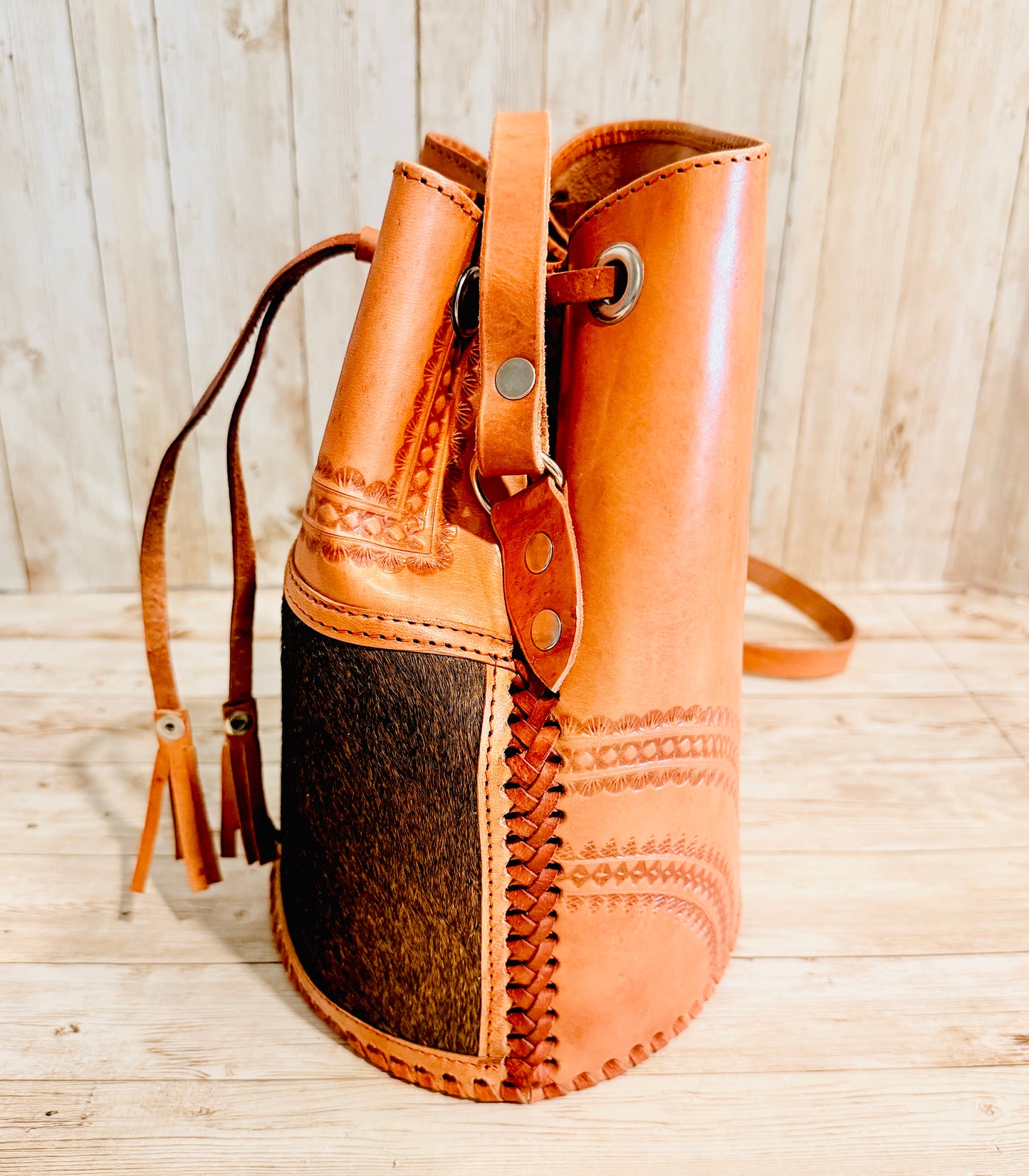 Cowhide Leather
Bucket Bag Handmade
Vaqueta Purse,
Western Bag Hair On Hide Handbag Mexican
Artisan Bag Bolsa
Vaqueta de Piel con
Pelo