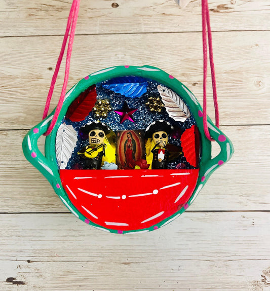 Nicho Mexicano De Catrinas en Cazuelita de Barro Mexican Sugar Skulls Catrina Displayed in Terra Cota Casserole
