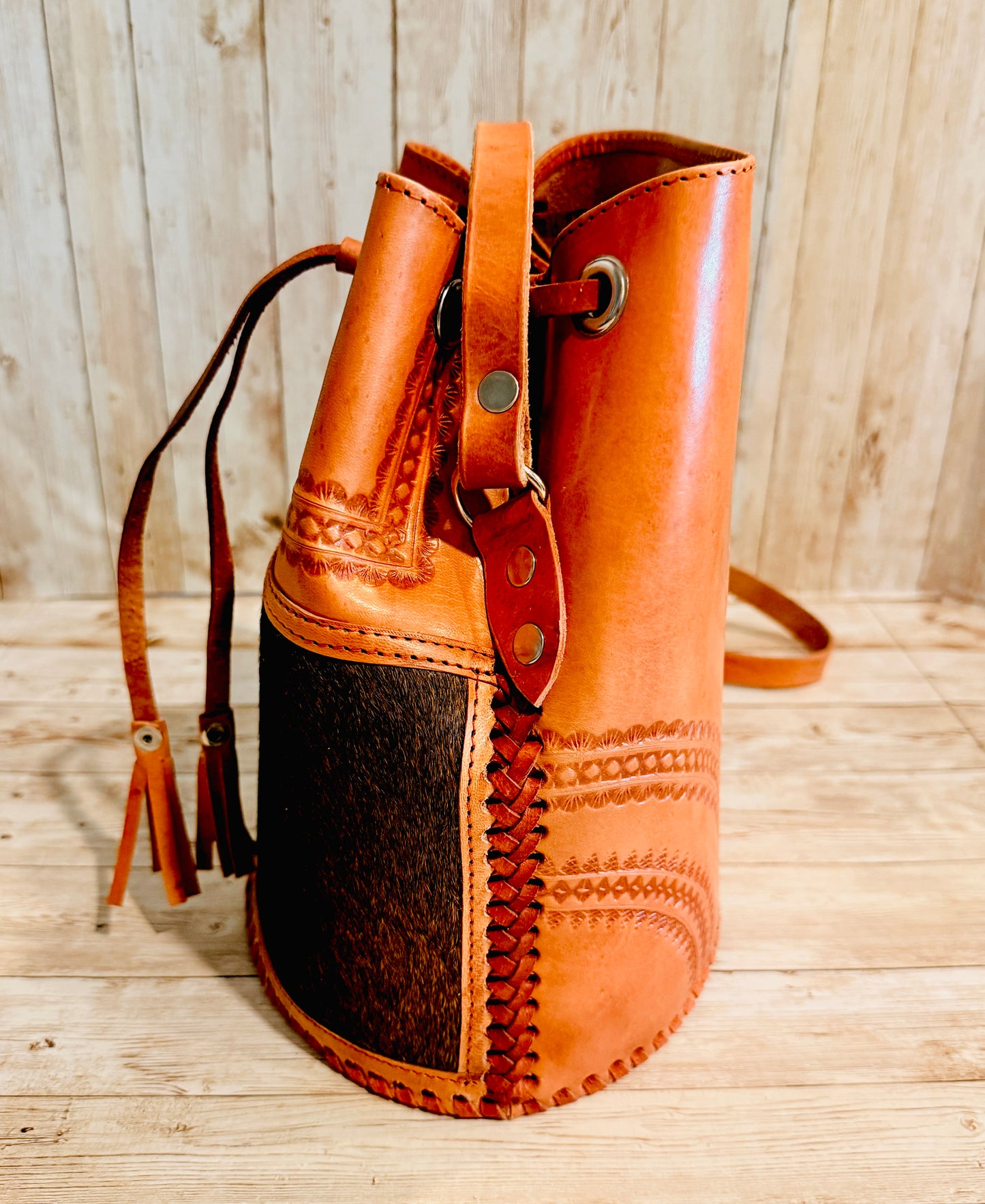 Cowhide Leather
Bucket Bag Handmade
Vaqueta Purse,
Western Bag Hair On Hide Handbag Mexican
Artisan Bag Bolsa
Vaqueta de Piel con
Pelo
