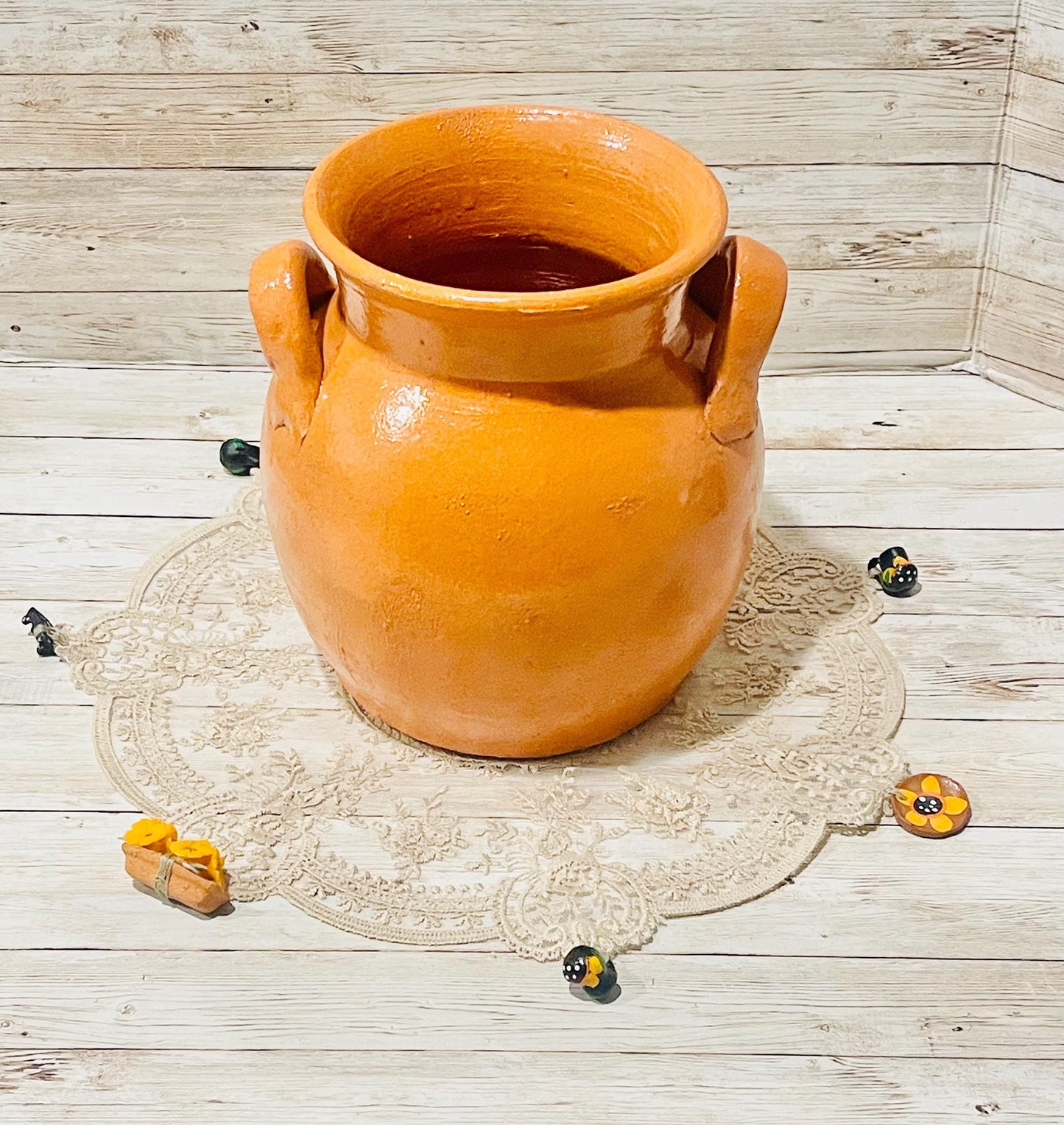 Mantelito de Encaje con Decoraciónes Cobertor Para Ollas Lace Cloth Placemat Pot Cover with Mini Mexican Accents