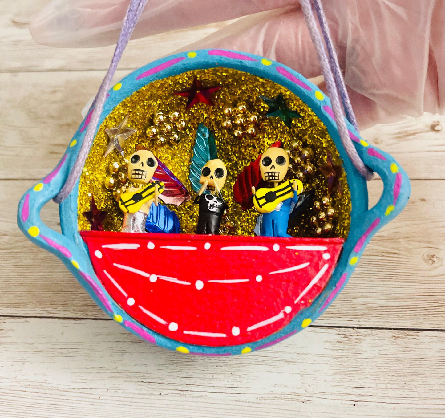 Nicho Mexicano De Catrinas en Cazuelita de Barro Mexican Sugar Skulls Catrina Displayed in Terra Cota Casserole