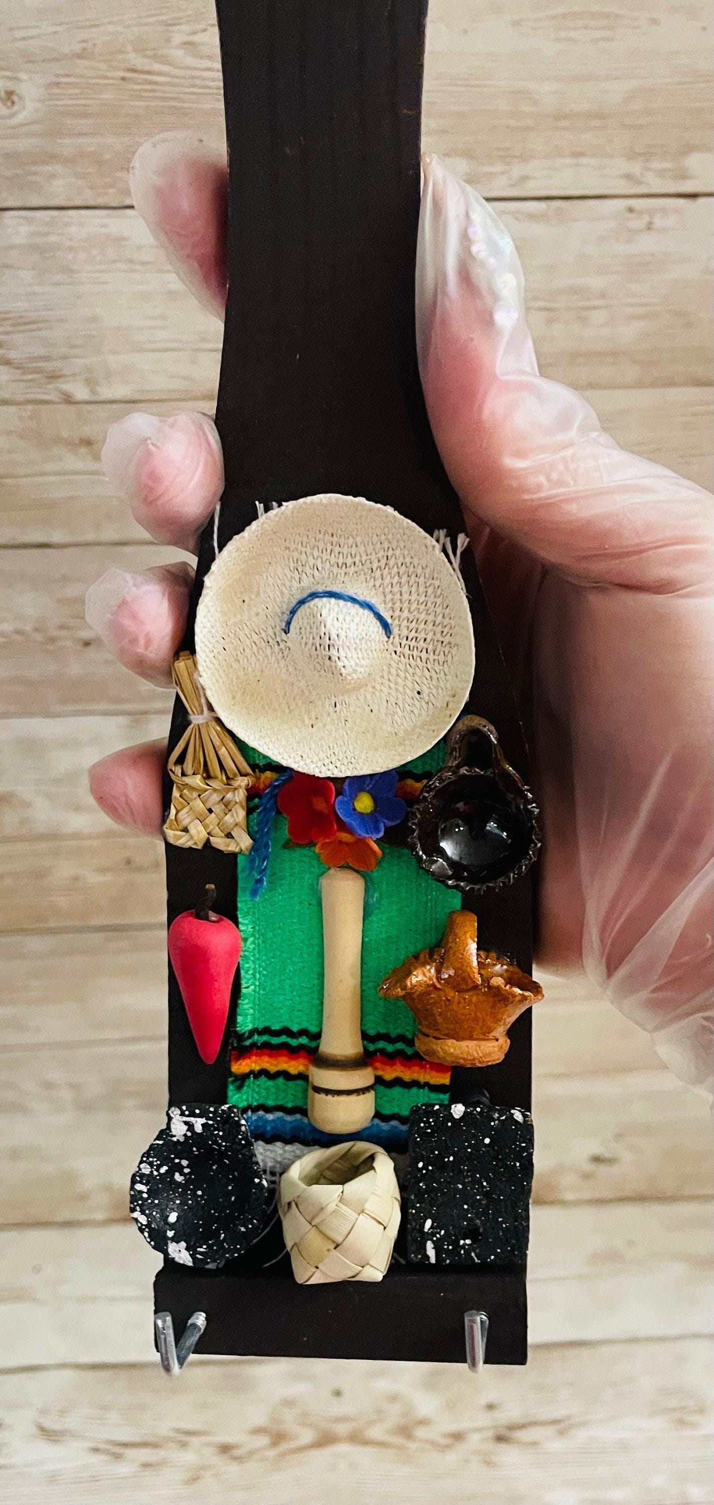 Wood Spoon Keychain Key Holder Display with Trasterito Llavero Mexicano Artesanal de Cuchara con Trasterito