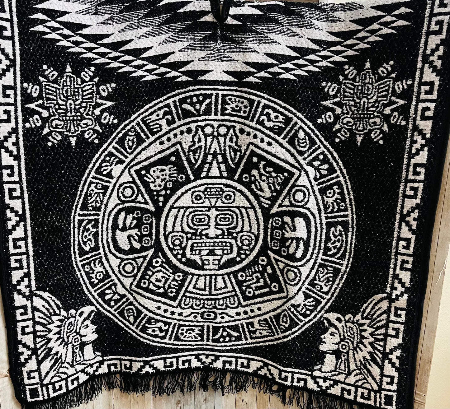 Mexican Poncho Gavan De Calendario Azteca con Gorro Mexican PONCHO Aztec Calendar with Hoodie