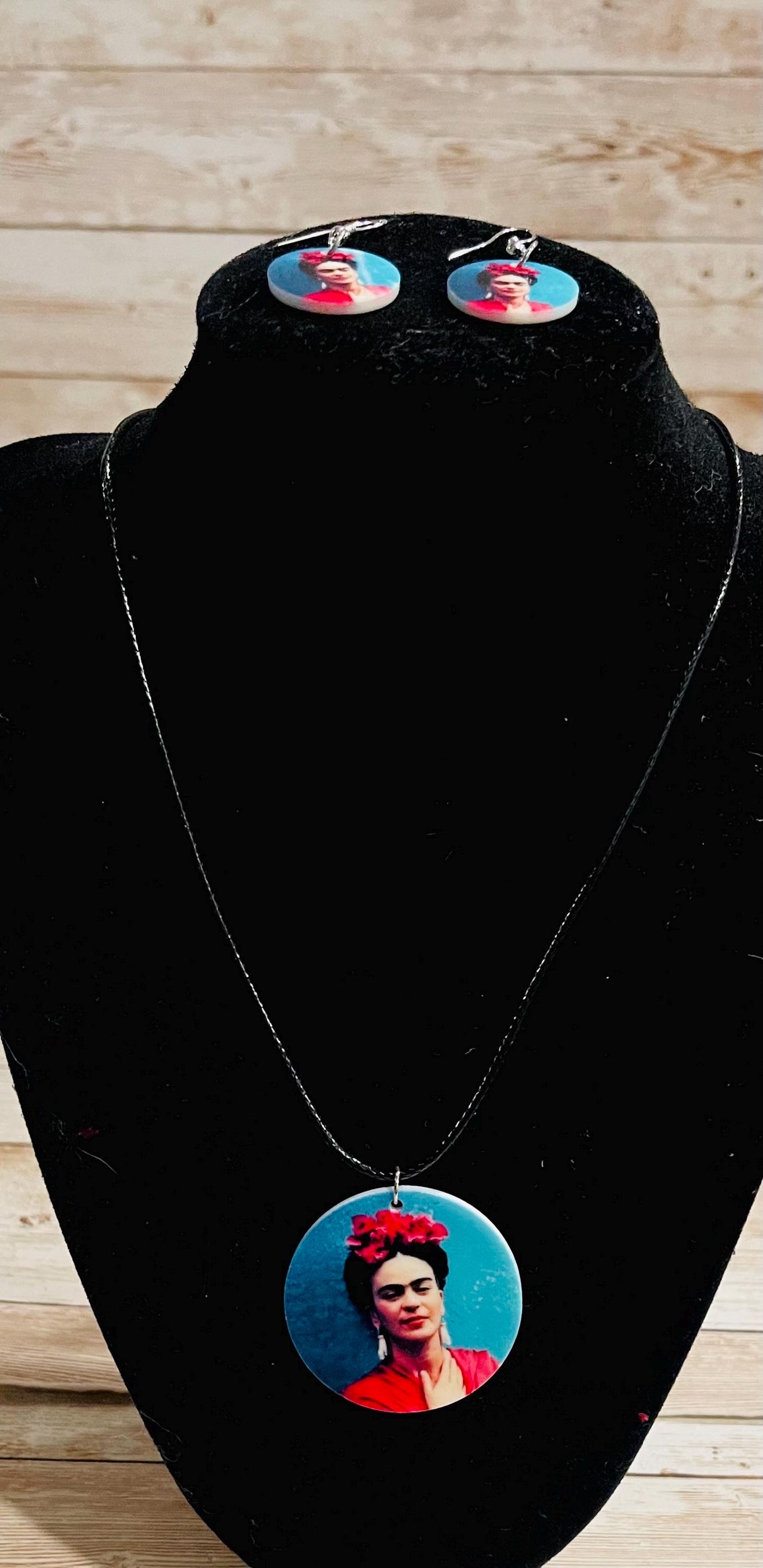 Frida Kahlo Set Purse/Bag Earrings and Necklace Crossbody Bag Set de Collar y Aretes de Frida y Bolsa Tipo Crossbody